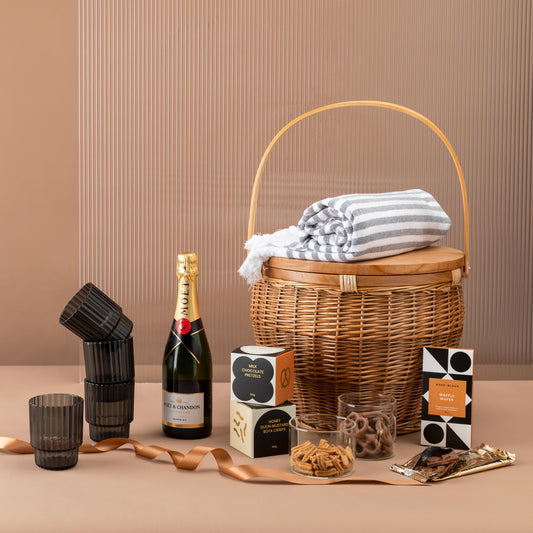style-bundle-picnic-basket-corporate-gifts-with-champagne-and-picnic-snacks