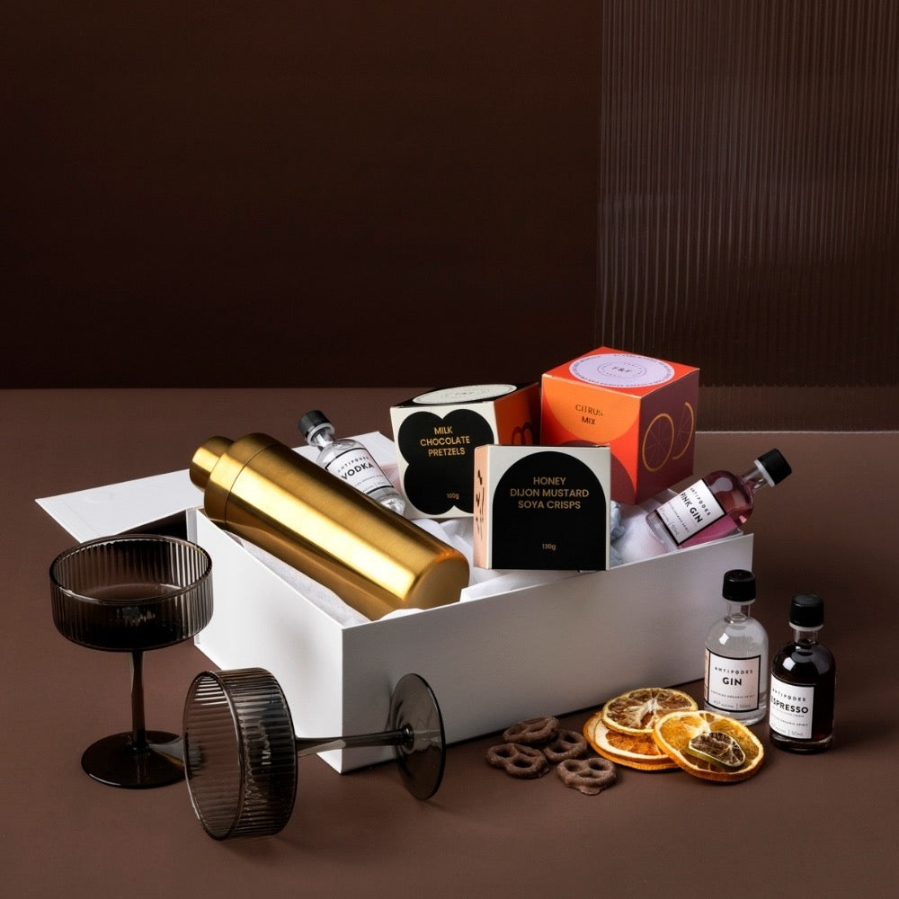 style-bundle-the-cocktail-kit-branded-gift-box-with-mini-cocktails-and-food-