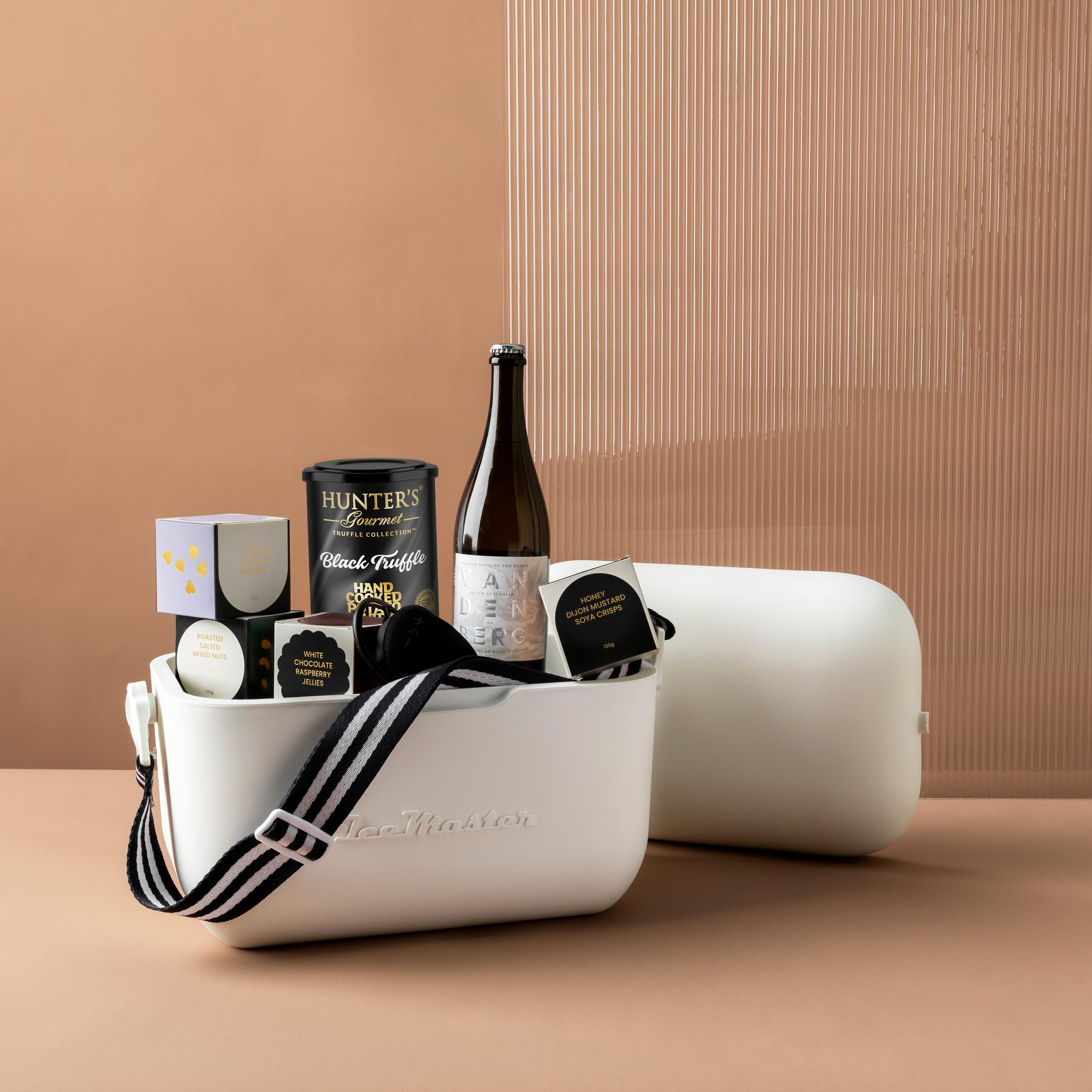 style-bundle-the-summer-party-esky-christmas-hamper-with-wine-and-chips-and-snacks