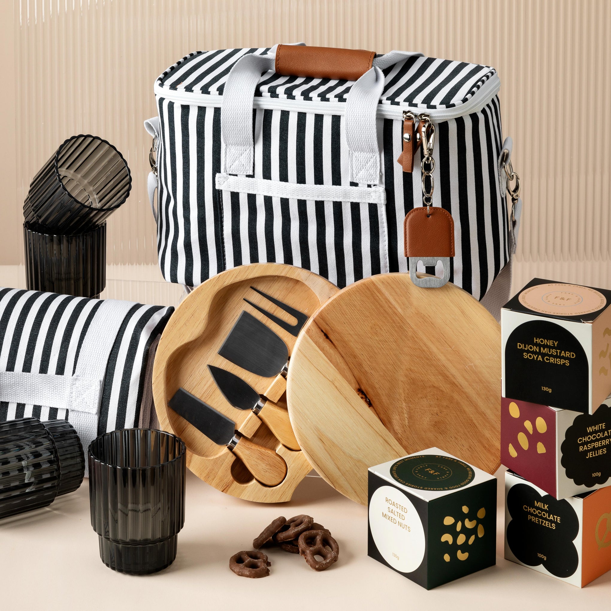 style-bundle-cooler-bag-and-picnic-mat-with-picnic-snacks-and-cups