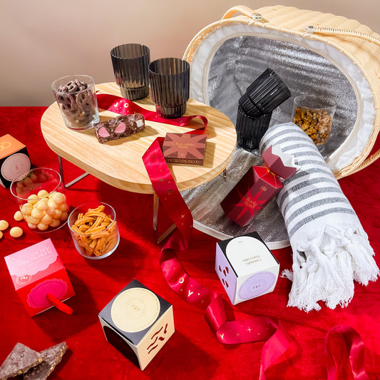 christmas-gift-baskets-hamper-with-picnic-basket-table-lid-and-snacks