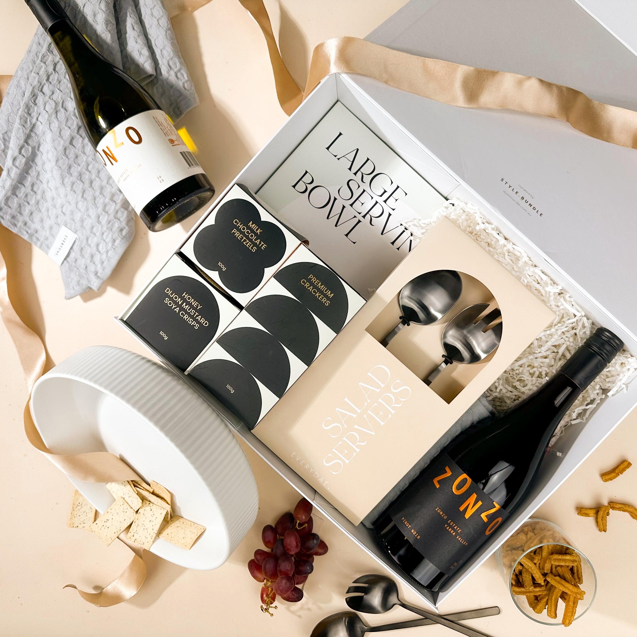 style-bundle-high-end-gift-baskets-for-clients-the-foodie-favourites-with-zonzo-wine-ribbed-salad-bowl-and-dijon-mustard-soy-crisps