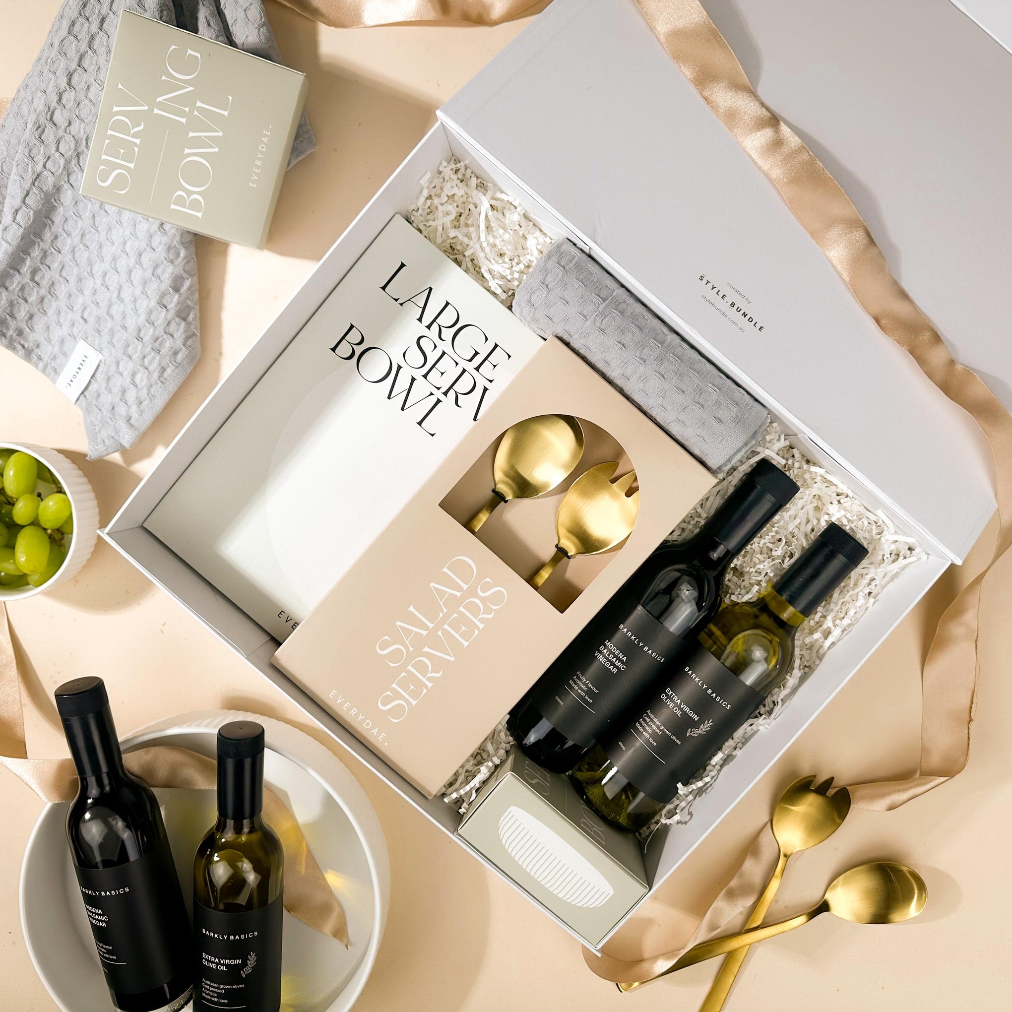 style-bundle-settlement-gift-hampers-the-gourmet-with-ribbed-salad-bowl-and-olive-oil-with-gold-salad-servers
