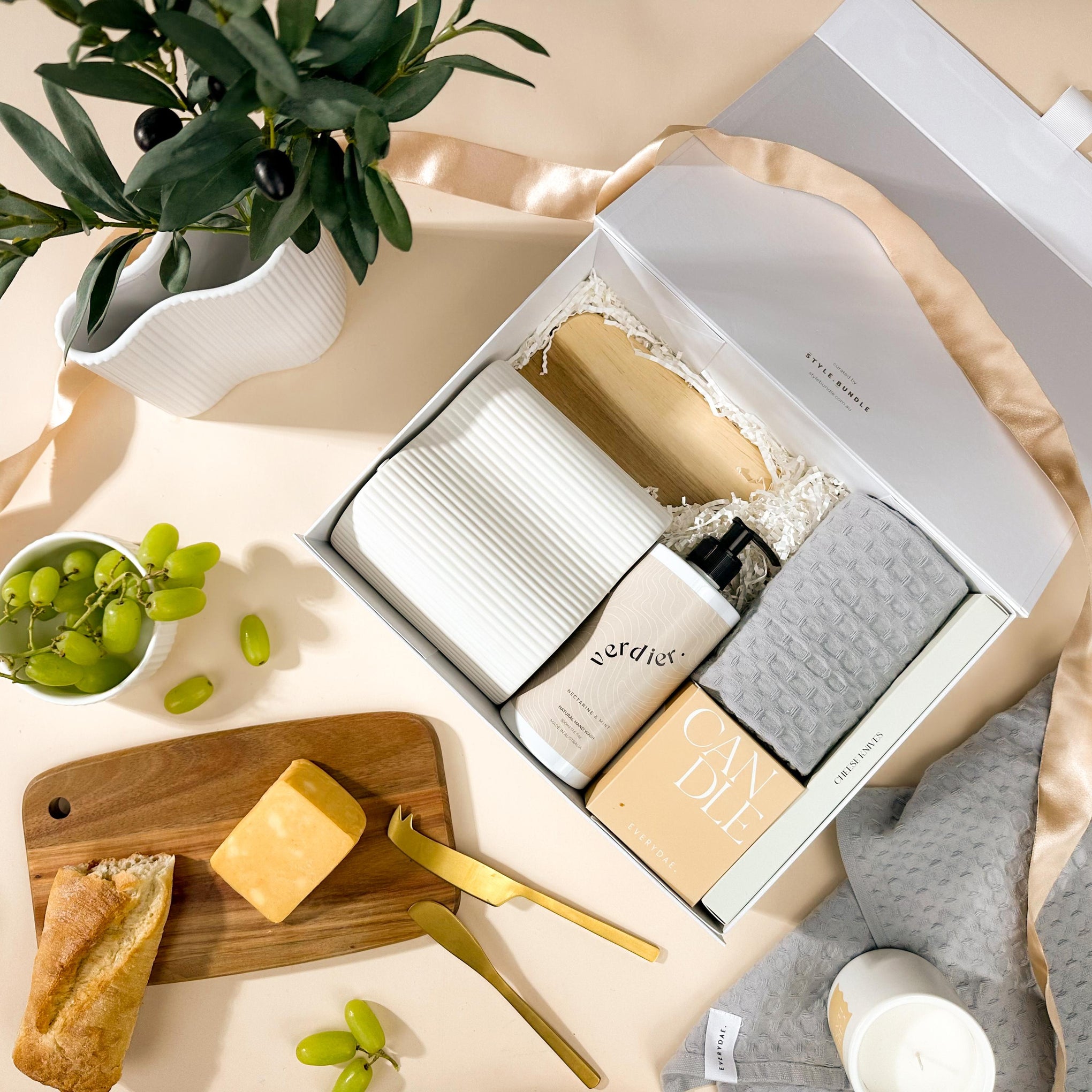 style-bundle-the-home-starter-gift-box-for-settlement-with-ribbed-vase-and-cheese-board-with-gold-knives