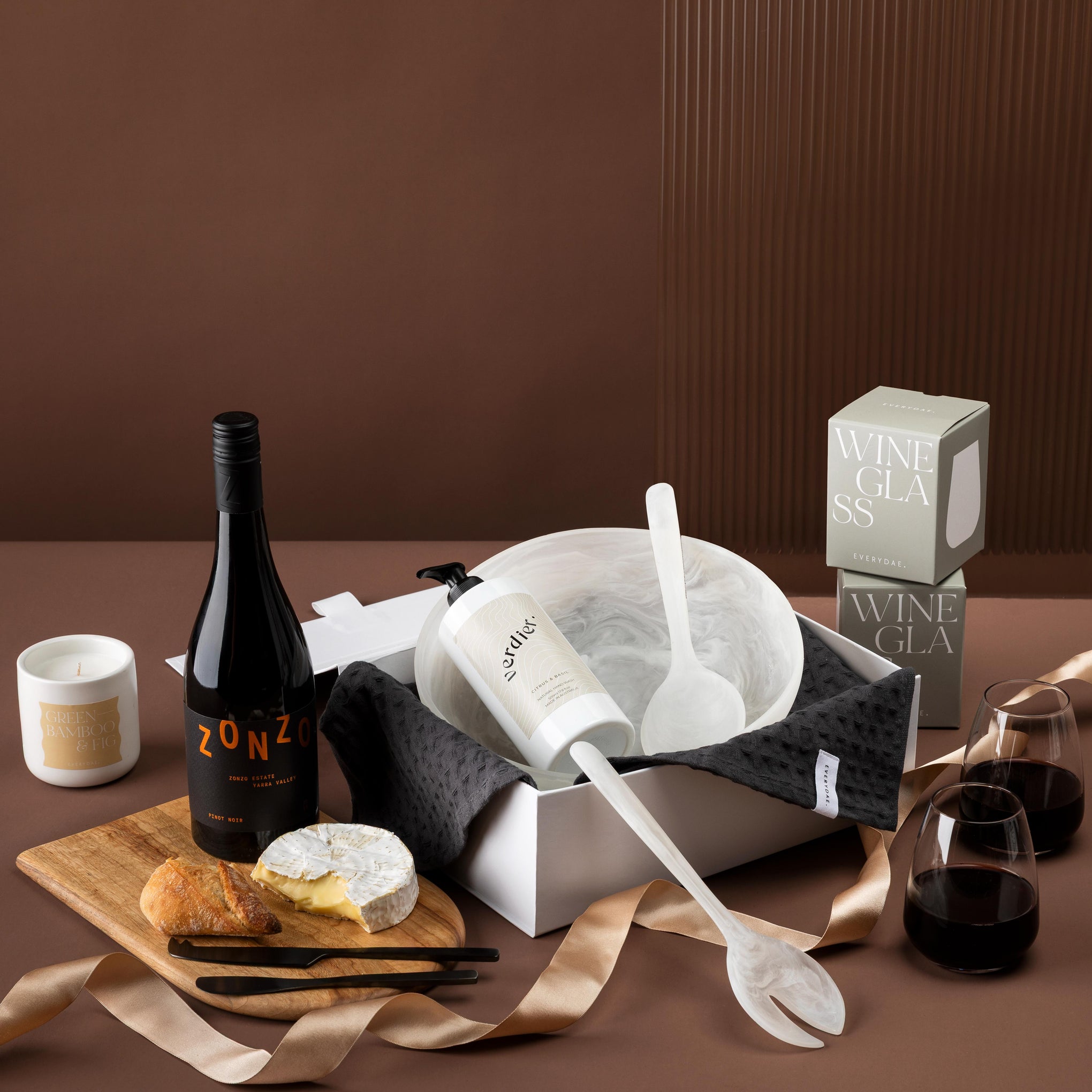 style-bundle-settlement-gift-the-luxe-housewarmer-with-resin-salad-bowl-and-zonzo-wine