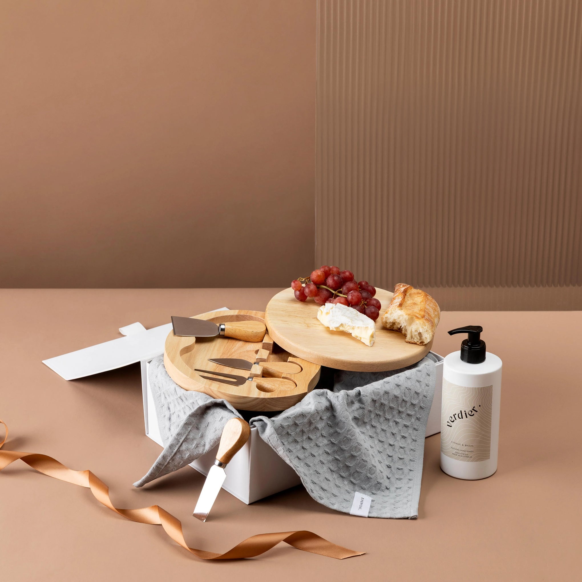 style-bundle-the-new-home-classics-real-estate-gift-box-for-clients-with-wooden-board-and-cheese-knife-set