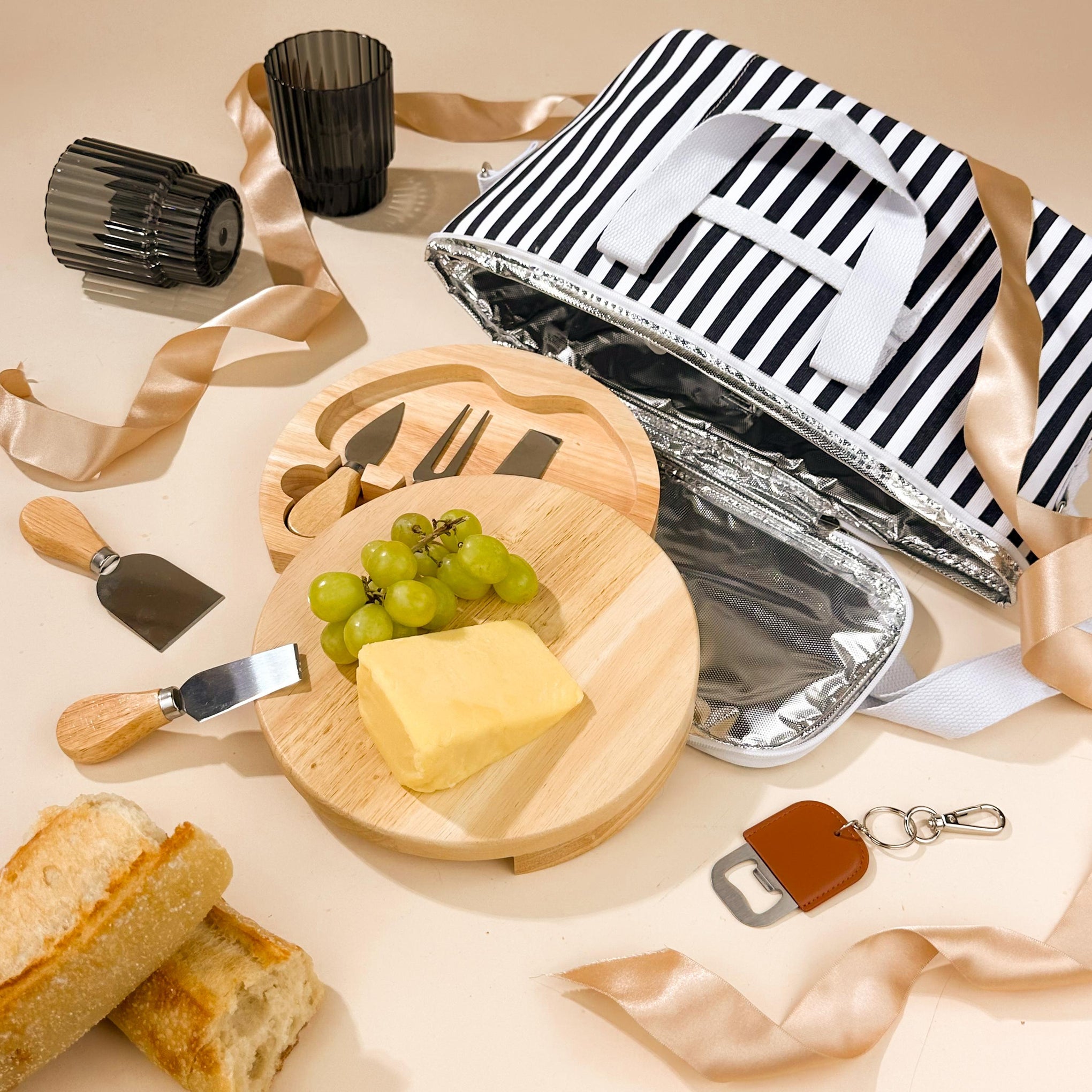 picnic-corporate-gifting-with-cheese-board-and-insulated-cooler-bag-with-tumblers
