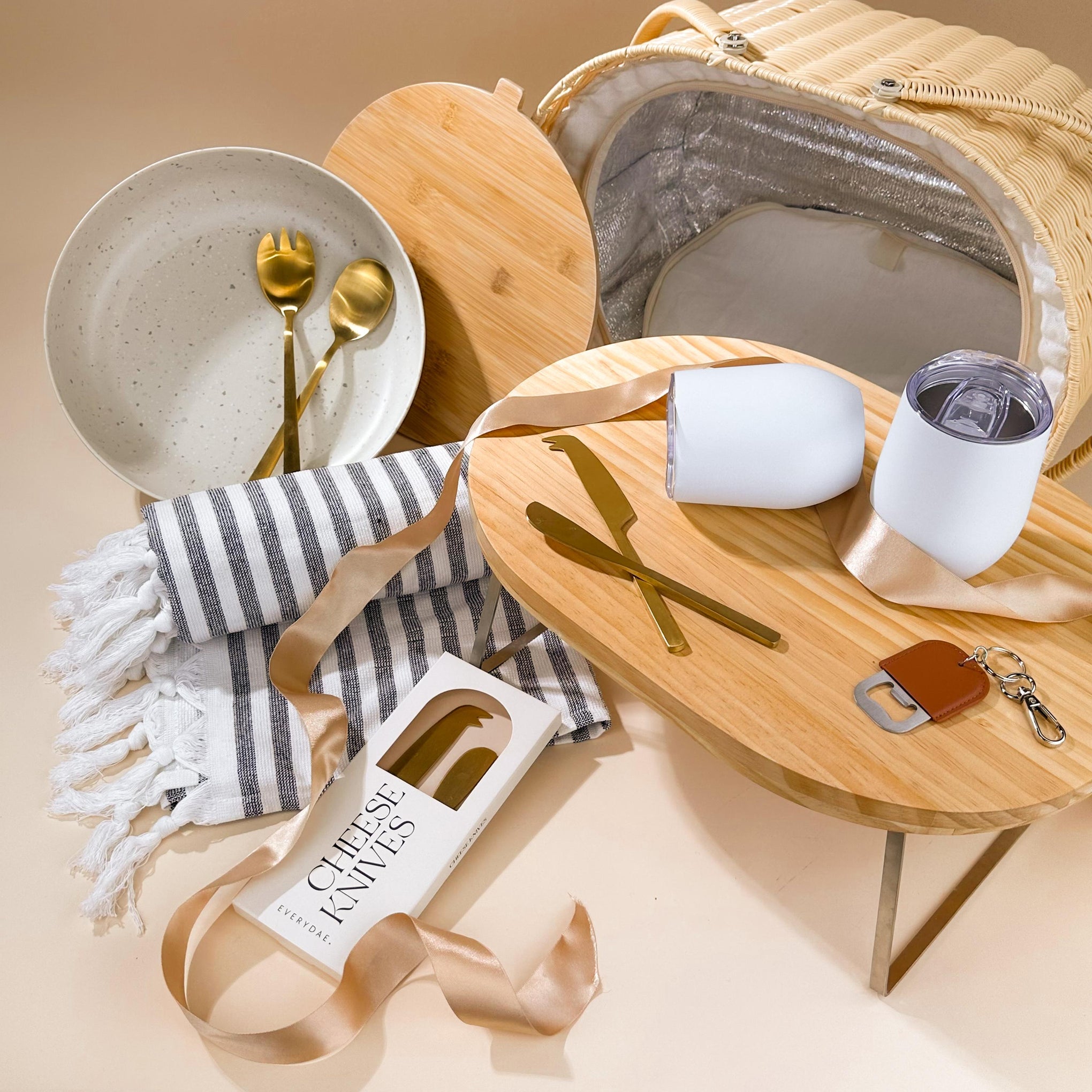 picnic-basket-hamper-with-melamine-salad-bowl-and-insulated-wine-tumblers-gift-hamper