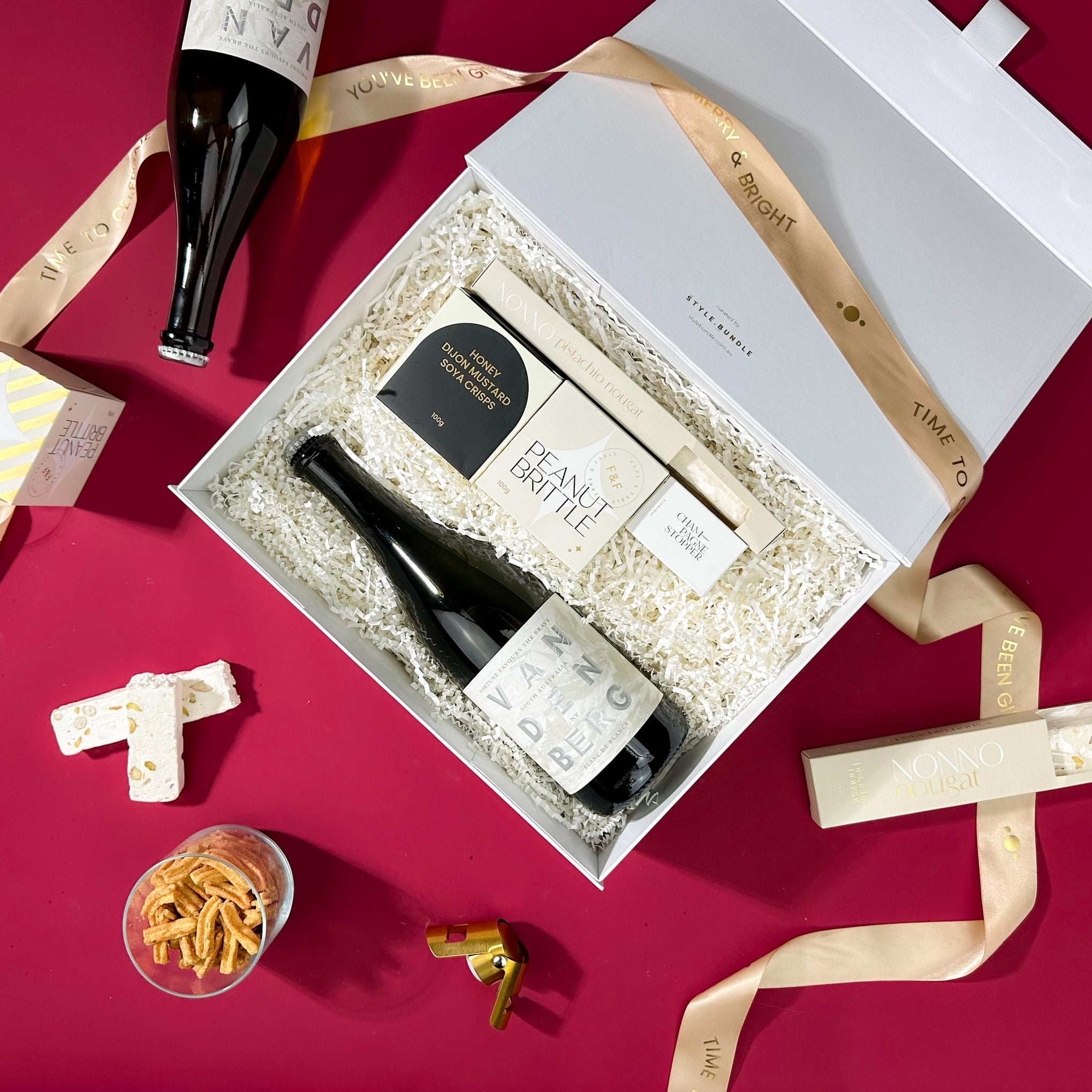 style-bundle-employee-christmas-gift-the-sparkling-christmas-with-vandenberg-sparkling-and-champagne-stopper-with-snacks