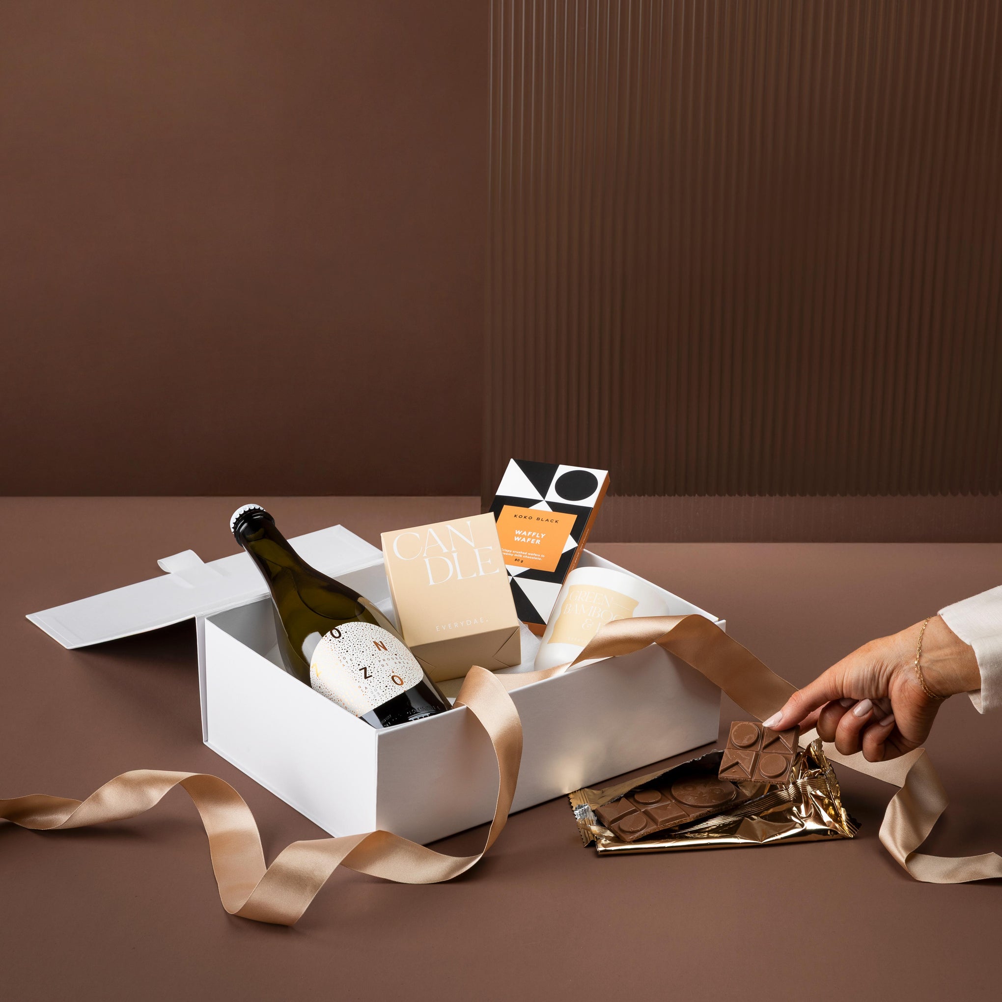 style-bundle-custom-corporate-gifts-the-sparkling-lights-with-koko-black-chocolate-and-zonzo-champagne
