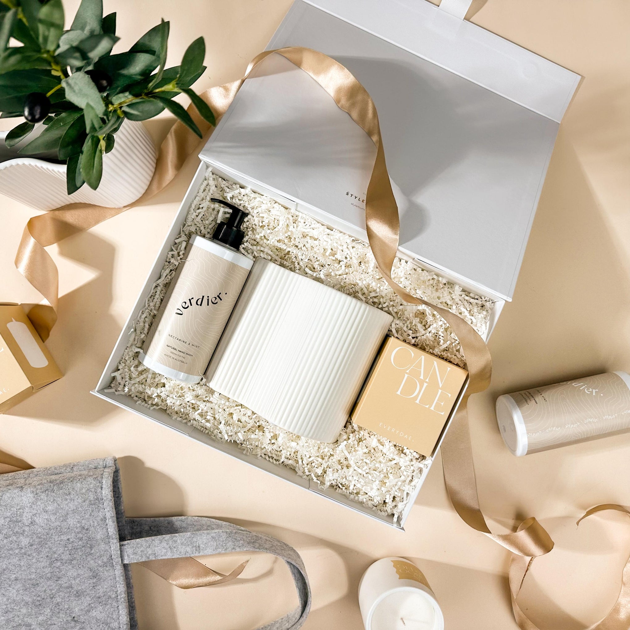 style-bundle-the-styled-home-gift-hamper-with-vase-and-soy-candle