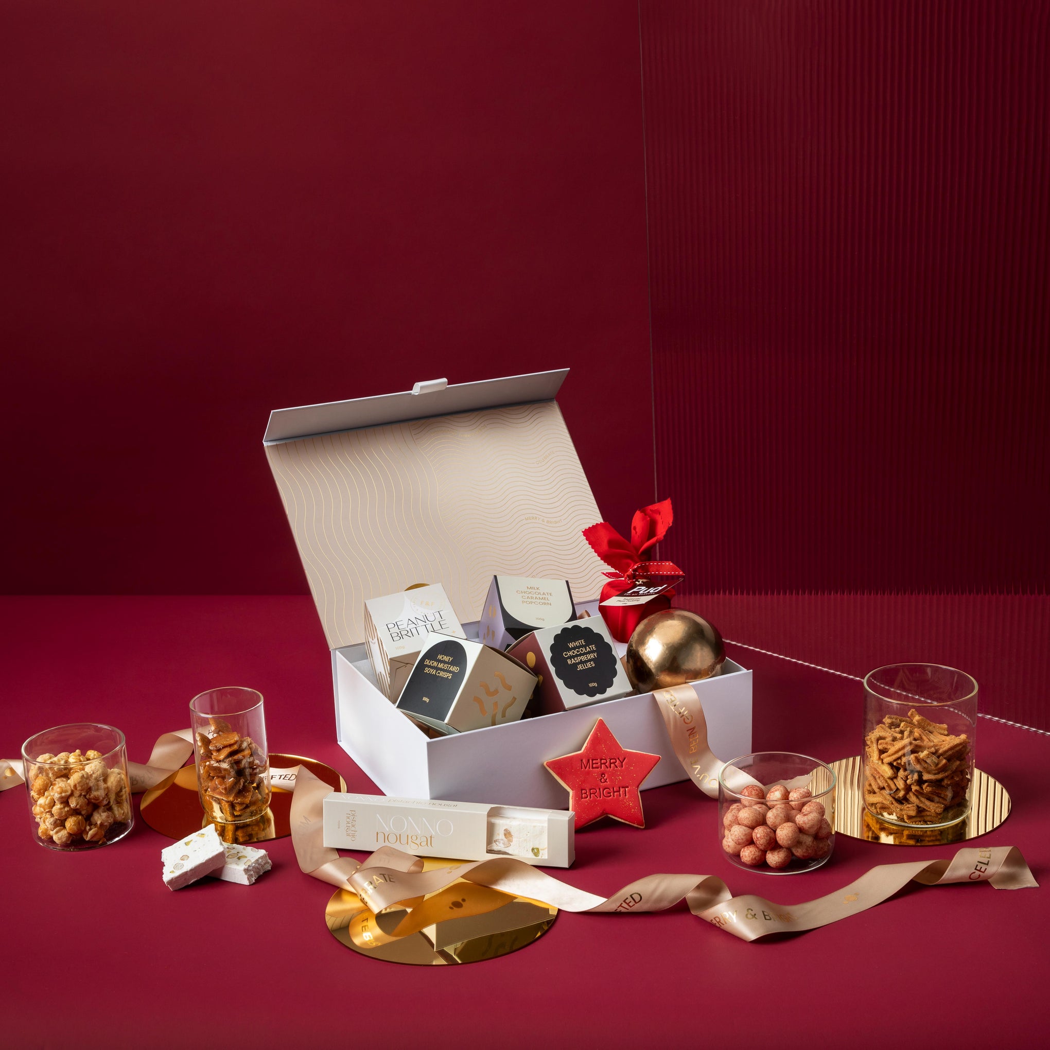 style-bundle-corporate-xmas-hampers-the-sweet-little-christmas-with-sugar-cookie-and-pudding-with-snacks