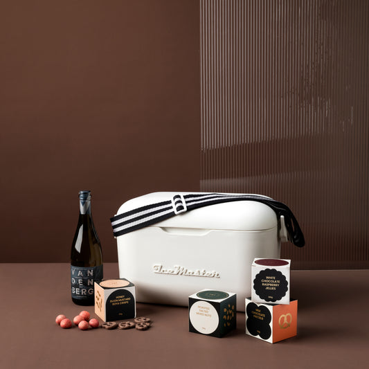style-bundle-the-wine-time-and-treats-on-ice-gifts-for-clients-and-staff-with-esky-wine-and-beach-snacks