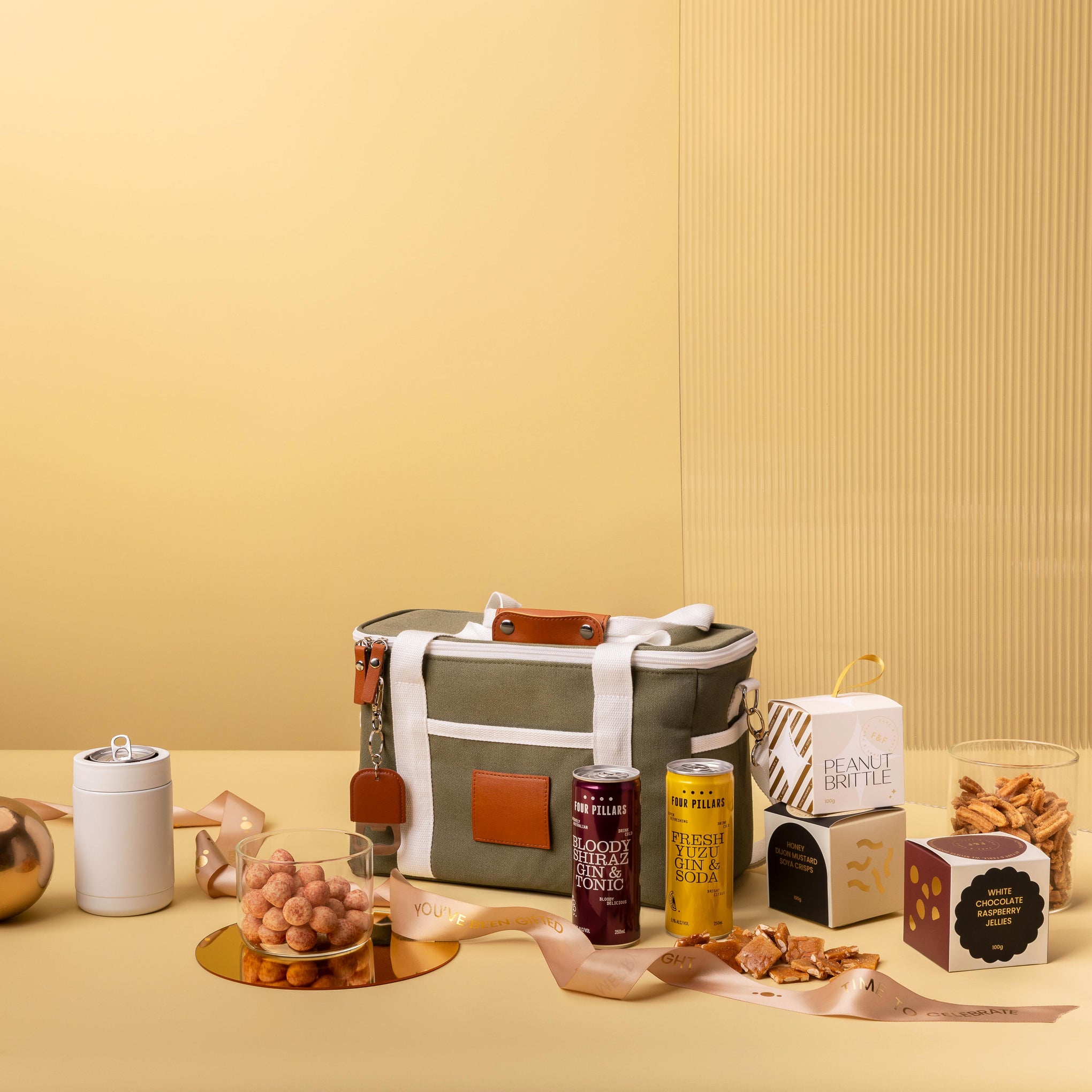 style-bundle-corporate-christmas-gifts-for-customers-with-olive-insulated-cooler-bag-and-four-pillars-gin
