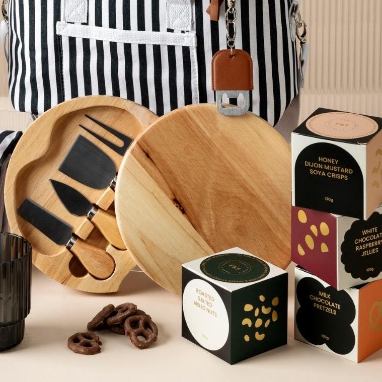 style-bundle-cooler-bag-and-picnic-mat-with-picnic-snacks-and-cups