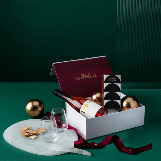 style-bundle-the-resin-and-rose-corporate-gift-hamper-with-resin-serving-board-and-zonzo-wine